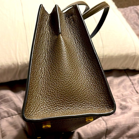 SLIGHTLY USED COACH PURSE - OLIVE GREEN - Picture 4 of 8